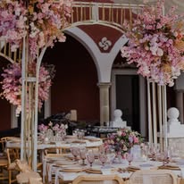 Montaje elegante con flores y mesas